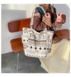 Détail du sac cabas en peluche avec motifs de flocons Fair Isle et texture laine d'agneau