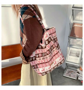 Détail du sac fourre-tout en peluche à motifs roses dans un cadre de vie chaleureux