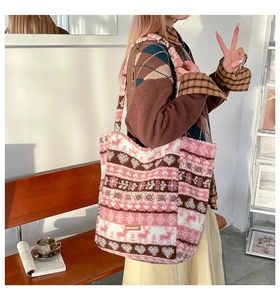 Détail d'un sac cabas en peluche jacquard rose et marron aux motifs de cœur doux