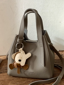 Borsa a Secchiello da Donna in Pelle PU con Grana Litchi Borsa a Tracolla Minimalista con Ciondolo a Scimmia Borsa Tote