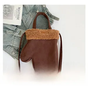 Détail du sac bandoulière en peluche en forme de gant avec daim et bordure en laine d'agneau