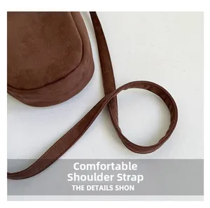 Détail de la bandoulière confortable en daim marron foncé avec coutures soignées
