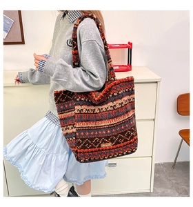 Détail du sac cabas en peluche montrant la texture tissée épaisse et les motifs ethniques