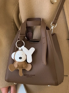Borsa a secchiello vintage in pelle marrone scuro con manici e ciondolo a scimmia