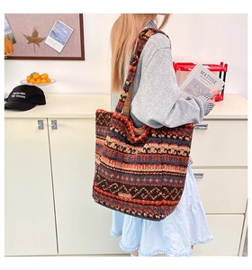 Détail d'un grand sac cabas en peluche au style ethnique avec motifs géométriques