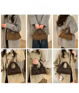Détail d'un sac à main rétro en daim avec nœuds papillon et bandoulières polyvalentes