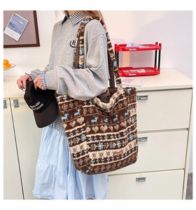 Détail du sac fourre-tout en peluche avec motifs jacquard de cerf bleu et flocons