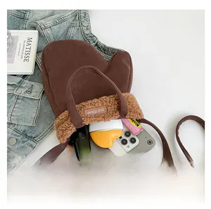 Gros plan d'un sac moufle en daim marron avec bordure en fourrure montrant l'espace interne