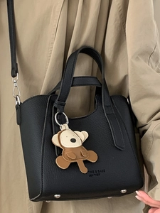 Borsa a secchiello retrò in pelle nera con ciondolo animale e borchie in argento donna
