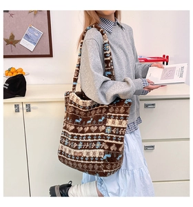 Vue détaillée d'un sac cabas en peluche avec fausse fourrure et motifs ethniques bleus