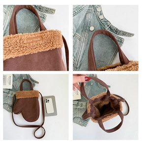 Détail du sac à main marron en forme de gant en daim avec des textures en peluche