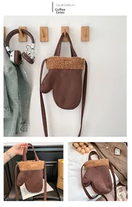 Détail du sac bandoulière créatif en peluche en forme de gant avec fourrure et étiquette