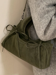 Sac à bandoulière en daim vert olive avec nœud décoratif et design rétro minimaliste