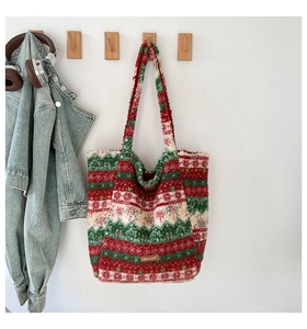 Détail du sac cabas en peluche avec motifs festifs rouge et vert et texture douce