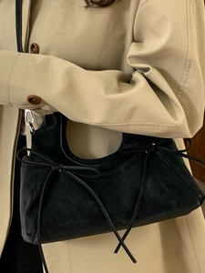 Sac à main élégant noir avec nœud et finition mate pour la mode féminine hiver 2025