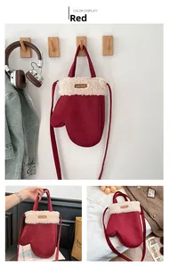 Détail du sac rouge en forme de gant en peluche avec bordure en sherpa et patch cuir