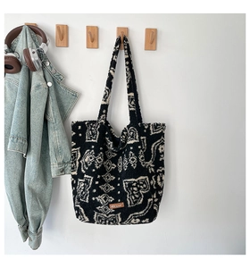 Détail du sac cabas en peluche avec motifs ethniques géométriques noirs et blancs et texture douce
