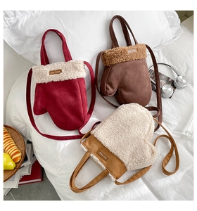 Détail du sac à bandoulière en peluche en forme de gant avec texture douce et étiquette