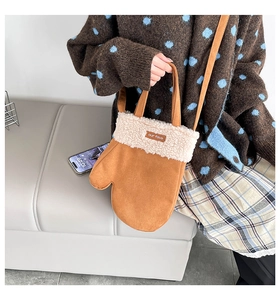 Détail du sac bandoulière en forme de moufle avec fausse fourrure blanche et suédine marron