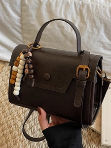 Sac bandoulière rétro marron foncé avec charme en perles de bois et boucles bronze