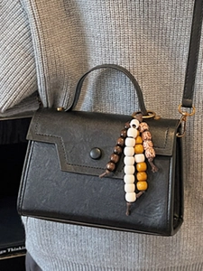 Sac bandoulière vintage noir avec boucle ronde et pendentif décoratif en perles de bois