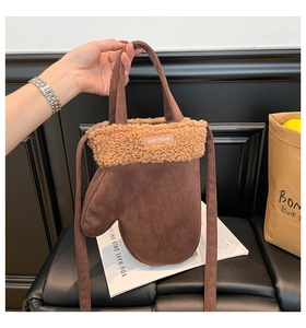 Sac bandoulière marron en forme de gant avec bordure en peluche et double poignée