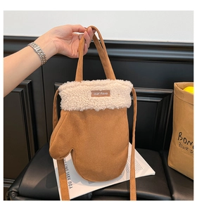Détail du sac à bandoulière en daim en forme de moufle avec bordure en peluche blanche