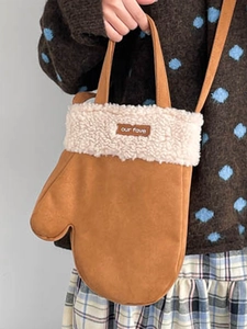 Sac bandoulière en suédine en forme de moufle avec bordure en polaire blanche