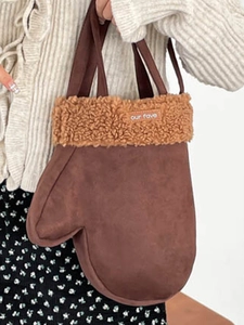 Sac bandoulière original en forme de moufle marron avec imitation daim et bordure en laine