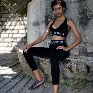 Conjunto deportivo de terciopelo negro con mallas de cintura alta y banda Girl Power