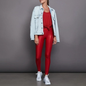 Chaleco deportivo rojo con chaqueta vaquera y zapatillas blancas para un look fitness