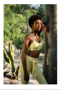 Detail of high waist yoga leggings with cross-tie waist design in light yellow fabric