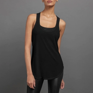 Detalle de camiseta negra de tirantes con doble capa que muestra el tejido transpirable