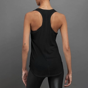 Vista posterior de la camiseta deportiva negra con espalda nadadora y tejido técnico