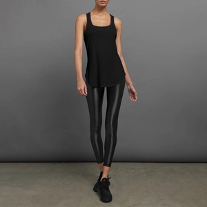 Detalle del conjunto deportivo negro para mujer con leggings brillantes y camiseta suelta