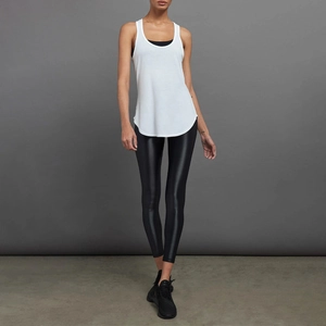 Detalle de la textura brillante de los leggings de yoga negros y el top deportivo