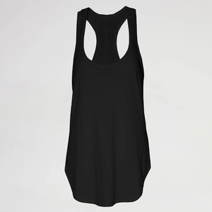 Detalle de la camiseta deportiva negra con espalda de nadadora y tejido transpirable suave
