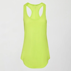 Detalle de camiseta deportiva amarillo neón con espalda cruzada y dobladillo curvo