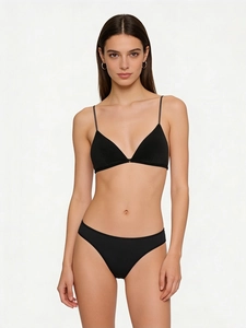 Vista frontal de un bralette minimalista negro con tirantes finos y braguita a juego