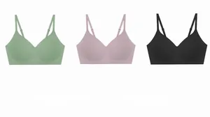 Trois soutiens-gorge sans coutures en vert menthe, rose et noir avec des bretelles réglables