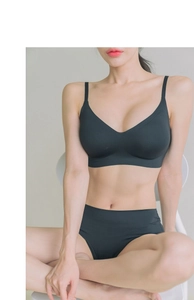 Détail d'une brassière noire sans couture à col en V et d'une culotte sur modèle