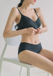 Détail d'un ensemble de lingerie sans couture noir sans armature à haute élasticité