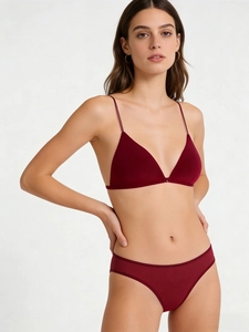 Detalle del bralette de triángulo rojo vino sin aros y la braguita a juego