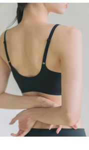 Dos en U d'une brassière noire sans couture avec de fines bretelles réglables sur mannequin