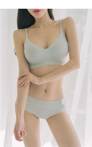 Détail d'un ensemble de lingerie sans couture vert menthe avec bralette et culotte
