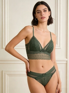 Détails de dentelle cils vert foncé et résille sur cet ensemble bralette sans armatures