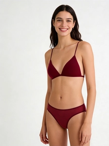 Conjunto de lencería minimalista rojo oscuro sin costuras con tirantes finos y copas triángulo