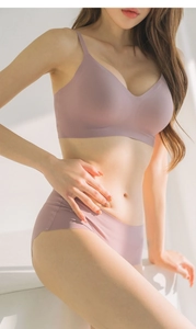 Détail d'un ensemble de lingerie sans couture gris-violet avec culotte à bords ondulés