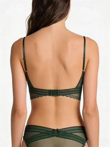 Détail d'un ensemble soutien-gorge en dentelle vert foncé avec culotte en maille fine
