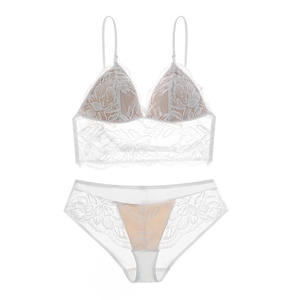 Ensemble de lingerie en dentelle blanche avec broderie florale et soutien-gorge triangle